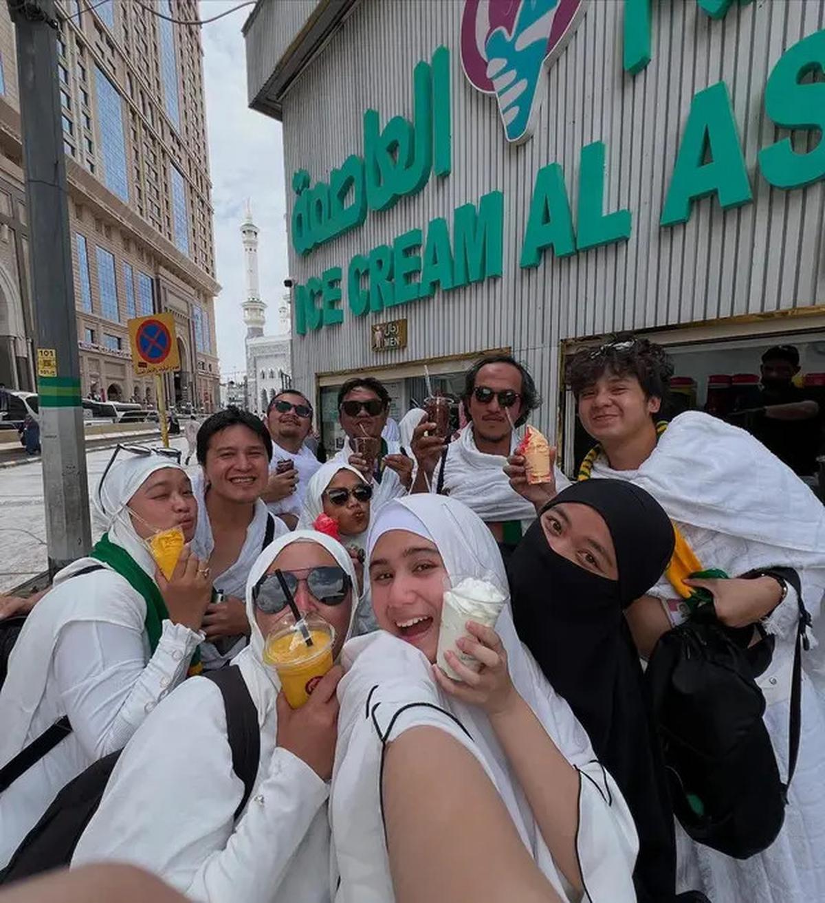 7 Potret Tissa Biani Umroh Bareng Pemain Film 'Assalamualaikum Baitullah'