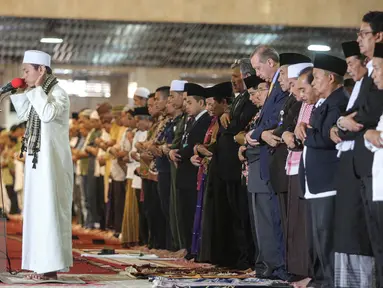 Wakil Presiden Jusuf Kalla mendampingi Presiden Turki Reccep Tayyip Erdogan saat shalat Jumat di Mesjid Istiqlal, Jakarta, Jumat (31/7/2015). Erdogan berada di Indonesia selama tiga hari dalam rangka kunjungan kenegaraan. (Liputan6.com/Faizal Fanani)