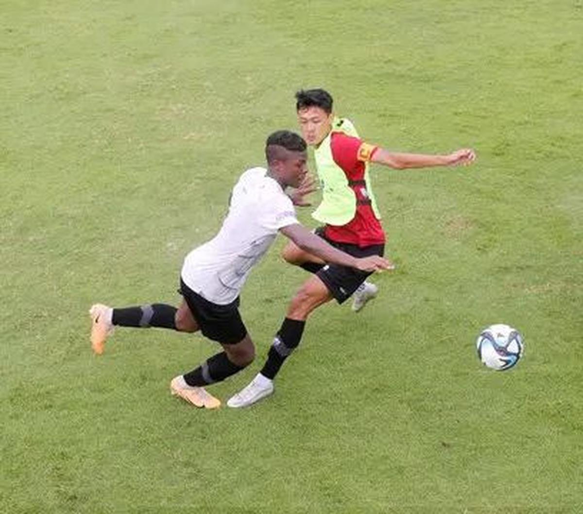 Timnas Indonesia U-20 terus melakukan pematangan untuk membentuk tim tangguh yang akan bertanding dalam beberapa turnamen penting di tahun 2024. Mereka tampak antusias berlatih di Lapangan A, Senayan Jakarta, Kamis (4/1/2024).