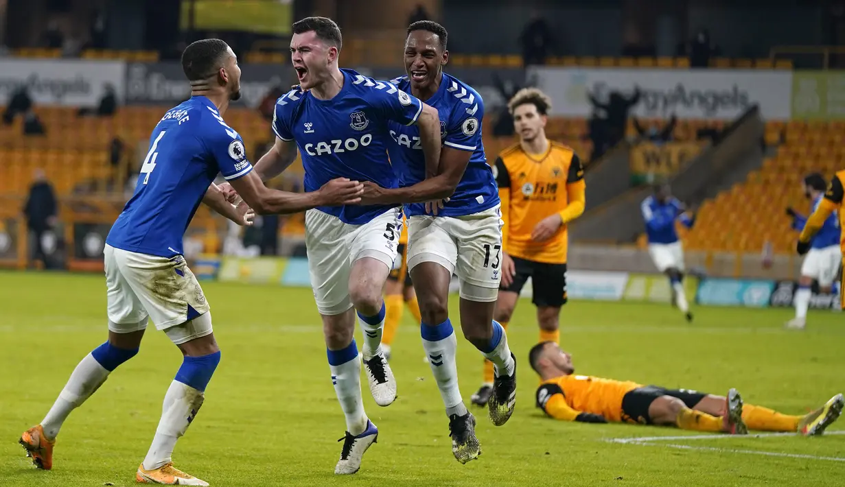 Bek Everton, Michael Keane (kedua dari kiri) melakukan selebrasi usai mencetak gol kedua timnya ke gawang Wolverhampton Wanderers dalam laga lanjutan Liga Inggris 2020/21 di Molineux Stadium, Selasa (12/1/2021). Everton menang 2-1 atas Wolverhampton Wanderers. (AFP/Tim Keeton/Pool)