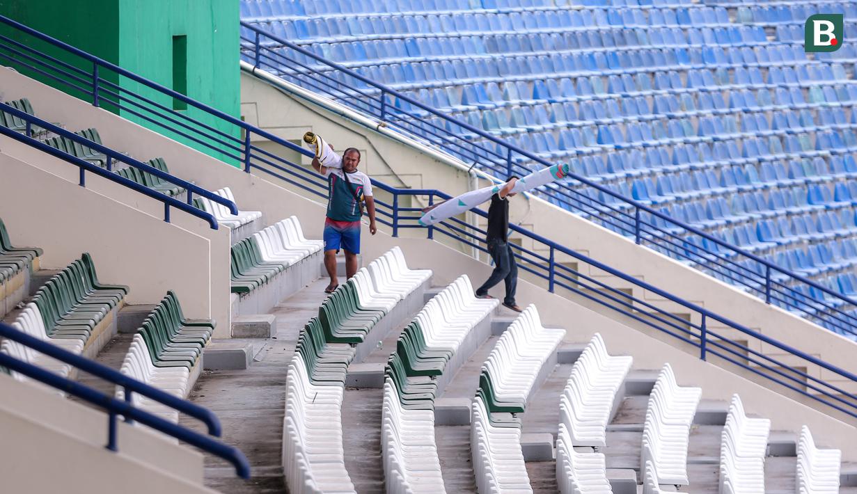 <p>Pekerja juga sudah mulai memasang aneka atribut Piala Dunia U-17 2023 mulai dari spanduk hingga umbul-umbul memenuhi kawasan Stadion Si Jalak Harupat, Kabupaten Bandung. (Bola.com/Bagaskara Lazuardi)</p>