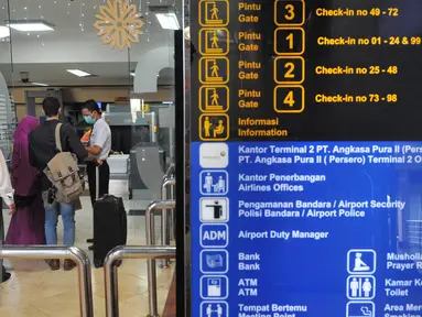 Petugas memeriksa calon penumpang yang akan masuk terminal 2E Bandara Soekarno Hatta, Tangerang, Senin (6/7/2015). Pasca insiden kebakaran pada Minggu (5/6) lalu, situasi terminal 2E Bandara Soekarno Hatta mulai normal. (Liputan6.com/Herman Zakharia)