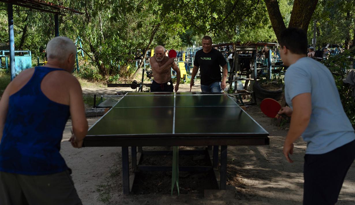 Gym ini terbuka untuk umum dan semua usia. Bahkan tak sedikit yang berlatih adalah mereka yang sudah berumur. (AP Photo/Jae C. Hong)