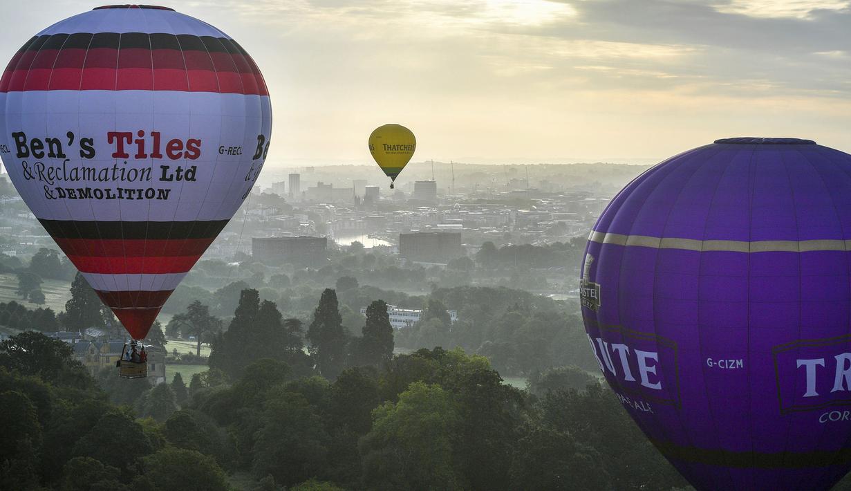 Foto Aneka Balon Udara Warna Warni Hiasi Langit Inggris