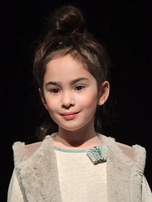 Ekspresi model cilik wanita saat mengenakan busana Patachou selama petitePARADE di Children's Club di Jacob Javits Center, New York, AS (9/1). (Mike Coppola/Getty Images for petitePARADE/AFP)