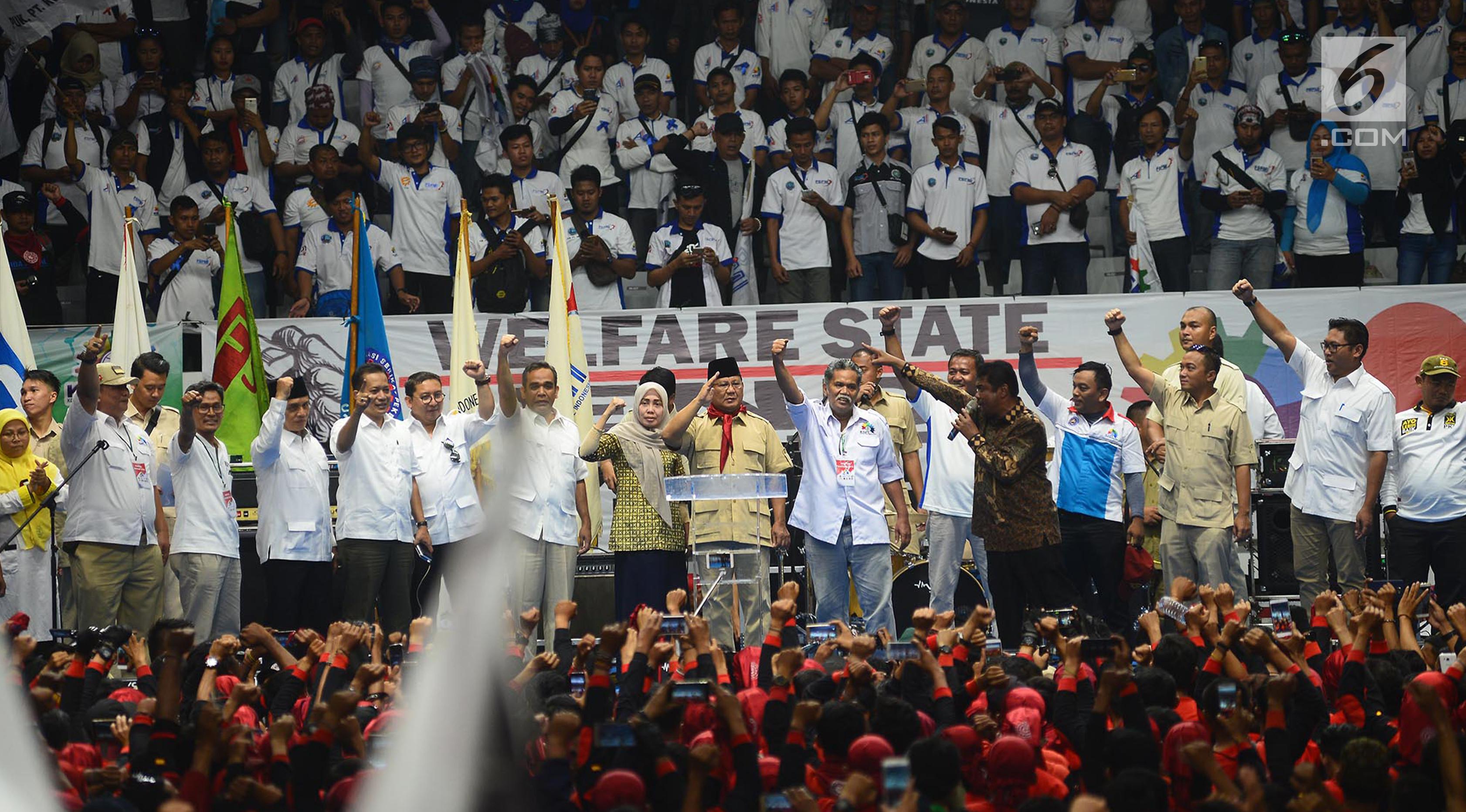 Ketua Umum Partai Gerindra Prabowo Subianto berkumpul bersama ribuan buruh  yang tergabung dalam Konfederasi Serikat Pekerja Indonesia (KSPI) saat peringatan May Day Nasional di Gedung Istora Senayan, Jakarta, Selasa (1/5). (Merdeka.com/Imam Buhori)