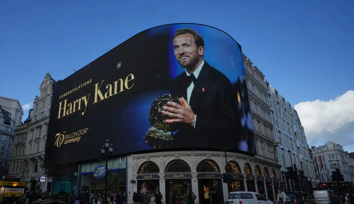 Foto pesepak bola Inggris, Harry Kane, pemenang Ballon d’Or, ditampilkan pada layar besar di kawasan Piccadilly Circus, London, Inggris, Selasa (27/10/2026). (AP Photo/Alastair Grant)