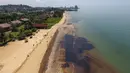 Gambar dari udara tumpahan minyak di Pantai Kemala, Balikpapan, Kalimantan Timur, Senin (2/4). Pipa bawah laut Pertamina pecah akibat tersangkut jangkar kapal pengangkut batu bara. (AFP)