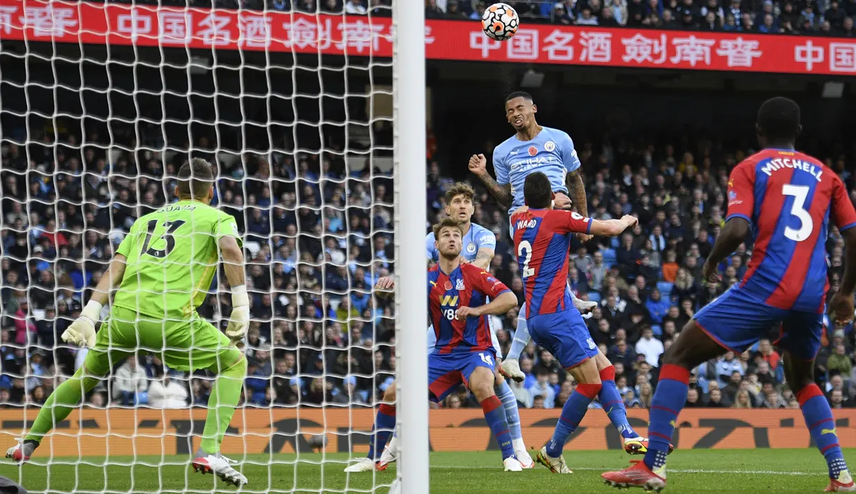 Pemain Manchester City Gabriel Jesus melompat untuk memenangkan sundulan saat melawan Crystal Palace pada pertandingan Liga Inggris di Etihad Stadium, Manchester, Inggris, 30 Oktober 2021. Crystal Palace menang 2-0. (Oli SCARFF/AFP)