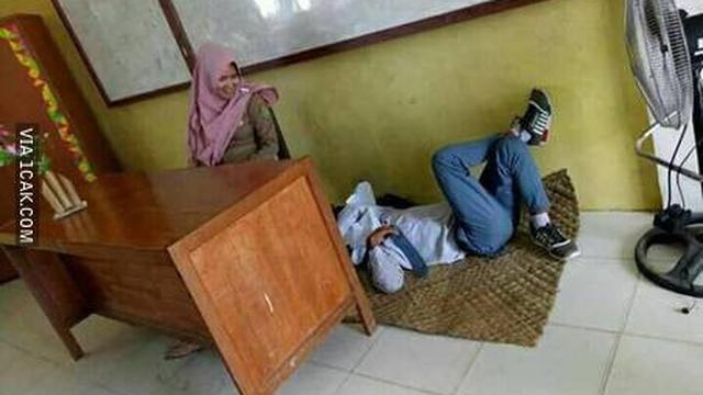 6 Ekspresi Senyum Lebar Guru Lihat Murid Tidur Ini Kocak