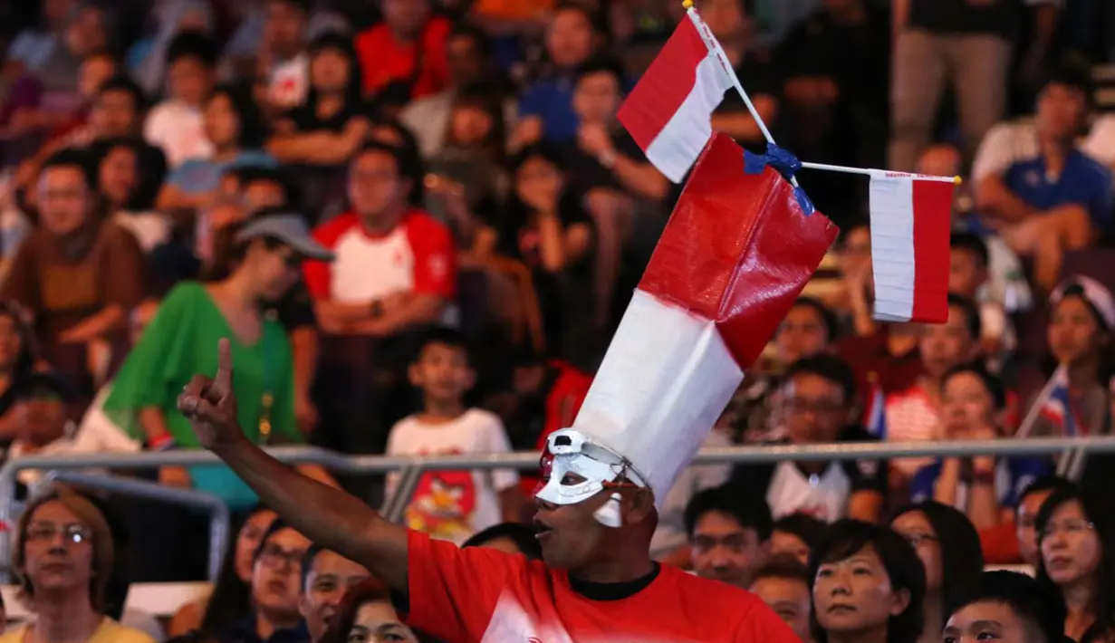Dukungan suporter Indonesia saat final bulutangkis beregu putra SEA Games 2015.  (Bola.com/Arief Bagus)