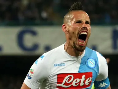 Gelandang, Napoli, Marek Hamsik, melakukan selebrasi usai mencetak gol penyeimbang saat laga melawan Juventus dalam lanjutan liga Italia di Stadion San Paolo, Naples, Minggu (2/4/2017). Pertandingan berakhir dengan skor 1-1. (EPA/Cesare Abbate)