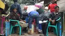 Sejumlah warga menaiki mobil bak terbuka bersama perabotannya di Bukit Duri, Jakarta, Kamis (8/9). Jelang penertiban, warga di kawasan itu berinisiatif mengemas barang untuk pindah ke Rusun Rawa Bebek pascaterbitnya SP II. (Liputan6.com/Immanuel Antonius)