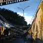 Jembatan Penyeberangan Orang (JPO) di Jalan Raya Pasar Minggu, Jakarta Selatan ambruk. (Liputan6.com/FX Richo Pramono)