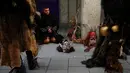 Seorang tampak beristirahat selama mengikuti parade di Munich, Jerman, Minggu (13/12). Krampuss diceritakan sebagai teman Saint Nicholas untuk datang ke rumah - rumah.  (REUTERS/Michael Dalder)