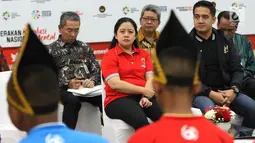 Menko PMK Puan Maharani mendengarkan sambutan dalam acara pelepasan timnas anak jalanan Garuda Baru di Jakarta, Selasa (8/5). Pelatih Garuda Baru, Wahyu Kurniawan mengaku termotivasi untuk meraih hasil bagus dalam SCWC 2018. (Liputan6.com/Angga Yuniar)