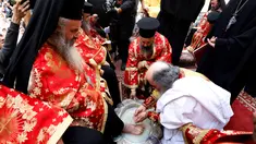 Patriark Teofilos III dari Yerusalem melakukan upacara cuci kaki tradisional di depan Gereja Makam Suci, Yerusalem (5/4). Ritual ini dilakukan setiap tahun pada Maundy atau Kamis Suci. (AFP Photo/Gali Tibbon)