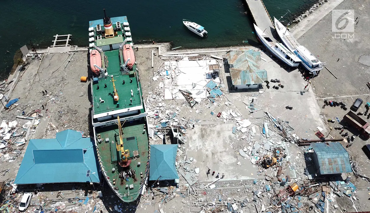 Pandangan udara, sebuah kapal KM Sabuk Nusantara 39 terseret ombak akibat tsunami Pelabuhan Wani, Donggala, Sulawesi Tengah Kamis (4/10). Kapal yang membawa 20 anak buah kapal tidak berpenumpang saat tsunami terjadi. (Liputan6.com/Fery Pradolo)
