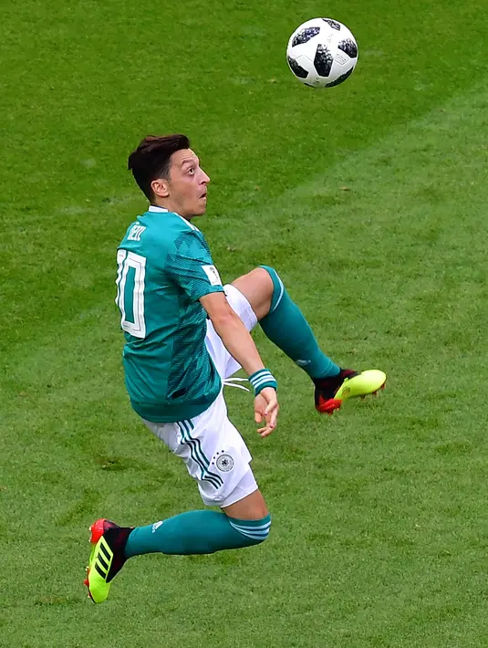 Keputusan gantung sepatu diambil Ozil setelah melihat kondisi fisiknya. Ozil merasa serangkaian cedera membuatnya sulit bersaing di level profesional lagi. (Photo by Luis Acosta / AFP)