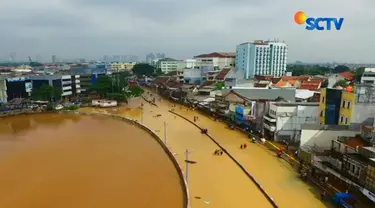 Akibat terendam banjir, kini aktivitas perekonomian di sepanjang ruas jalan Jatinegara Barat tutup.