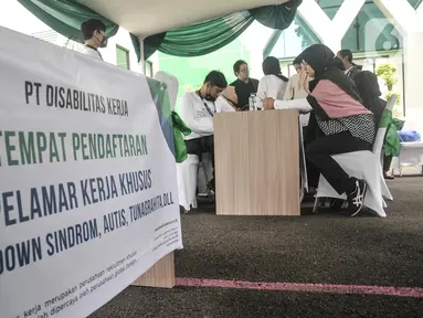 Penyandang disabilitas melakukan pendaftaran untuk mengikuti walk in interview saat Job Fair Khusus Disabilitas di Gedung Pusat Pasar Kerja, Kementerian Ketenagakerjaan, Jakarta, Rabu (13/7/2022).  (merdeka.com/Iqbal S. Nugroho)