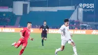 Winger Timnas Indonesia, Victor Dethan mendapatkan kejaran dari kapten Vietnam Nguyen Quang Hai dalam laga Grup B Piala AFF 2024 di Phu Tho Provincial Stadium, Minggu (15/12/2024). (Dok. PSSI)