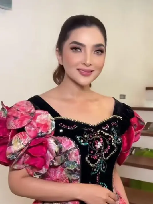 Tatanan rambut yang ditata oleh @hairdo_bydevina melengkapi total look Ashanty. Gaya ponytail sleek yang rapi namun tetap terlihat anggun menjadi pilihan sempurna untuk menyempurnakan penampilan bak seorang putri kerajaan.  [@ashanty_ash].