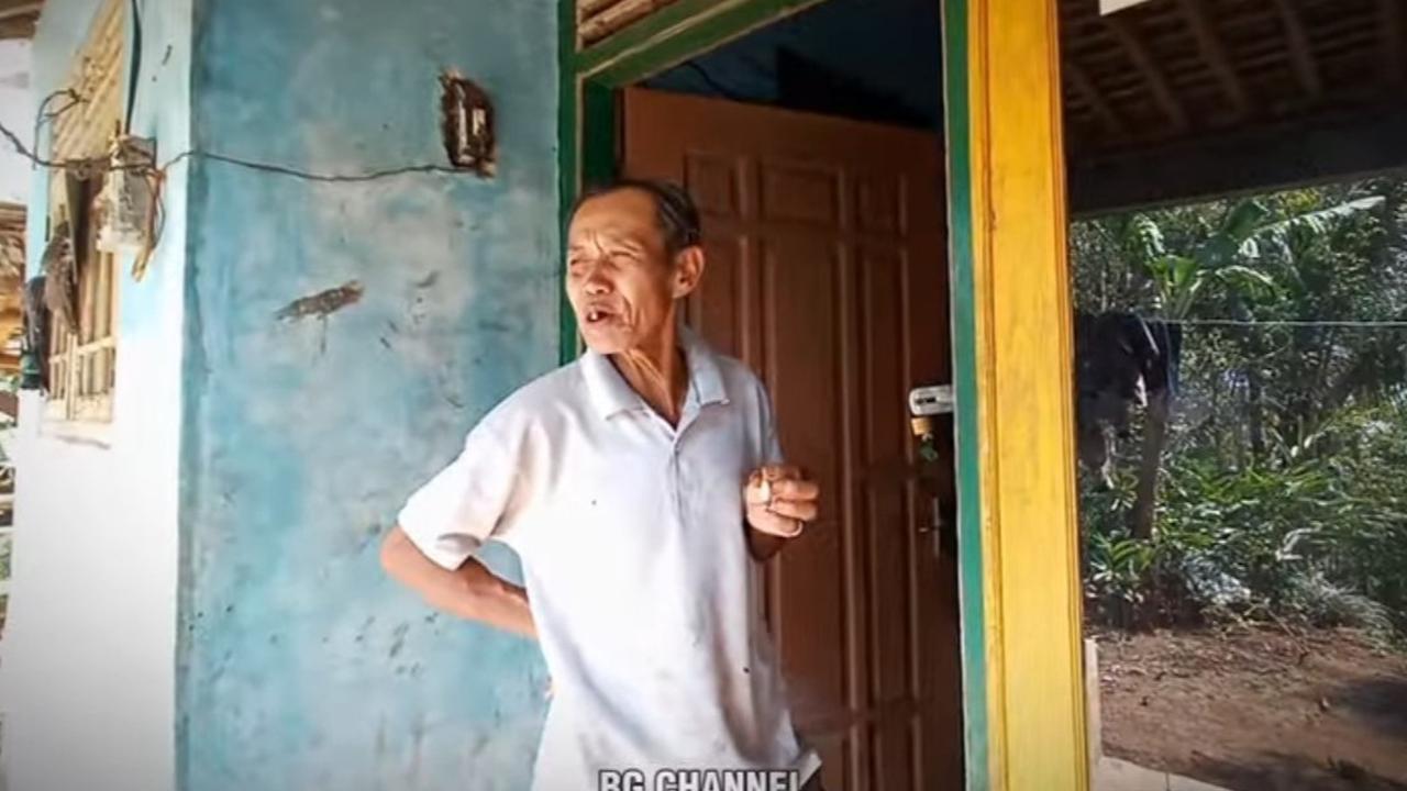 Pria Paruh Baya Ini Nekat Hidup Sendiri di Tengah Hutan Banjarnegara, Kisahnya Curi Perhatian