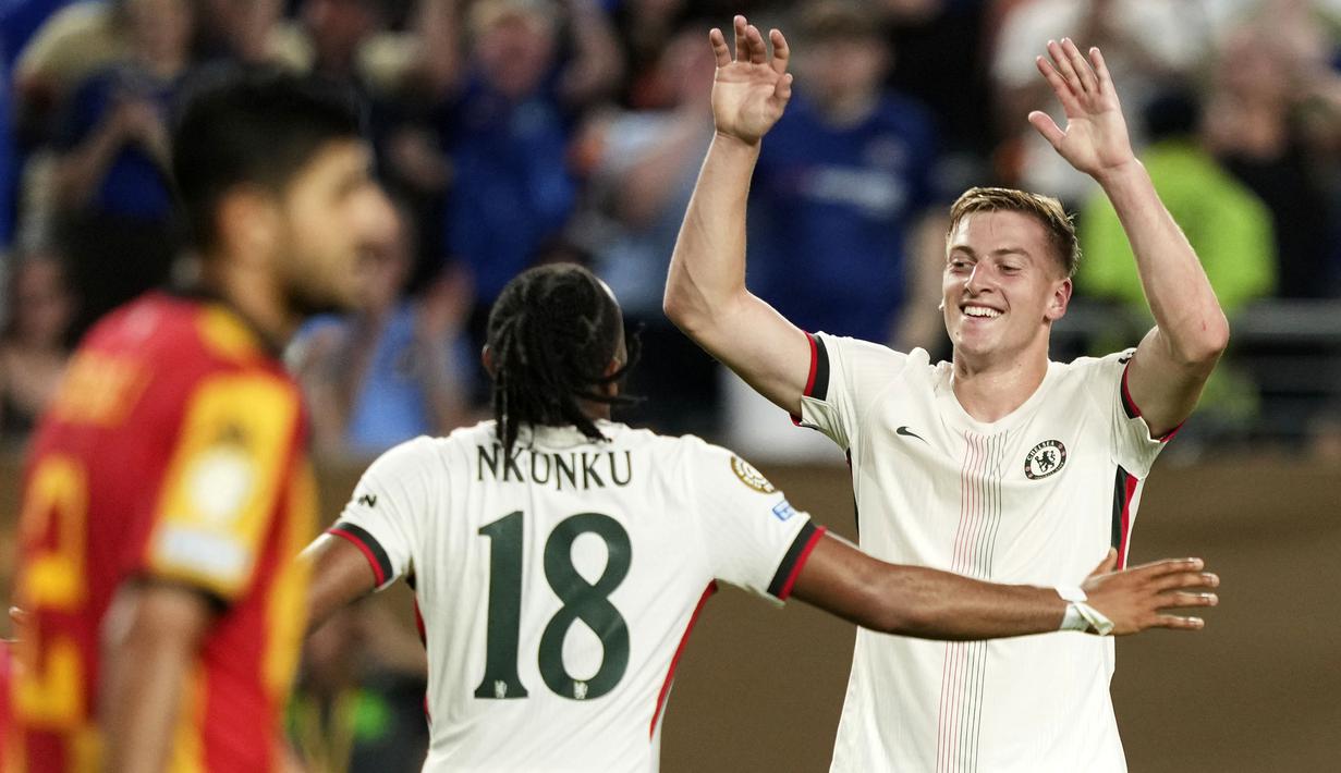Pemain Chelsea, Liam Delap (kanan) melakukan selebrasi setelah mencetak gol ke gawang El Tunis dalam laga lanjutan Grup A Piala Dunia Antarklub 2025 di Lincoln Financial Field stadium, Philadelphia, Amerika Serikat, Rabu (25/06/2025) WIB. (AP Photo/Chris Szagola)