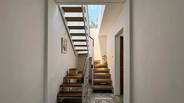 Desain Tangga Rumah Sempit dengan Skylight/AI Generated