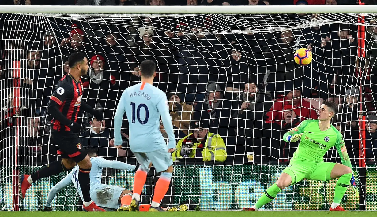 Reaksi kiper Chelsea, Kepa Arrizabalaga (kanan) saat striker Bournemouth Joshua King (kiri) mencetak gol pada lanjutan pekan ke-24 Premier League 2018-2019 di Bournemouth, Inggris, Rabu (30/1). Chelsea kalah 4-0. (Glyn KIRK/AFP)