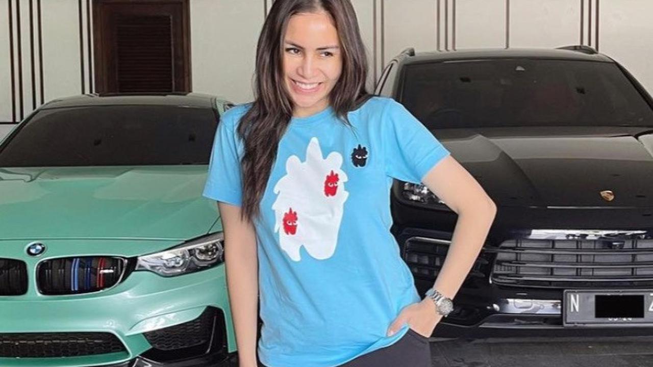 Terbaru Momo membuat publik terkejut setelah mengungkap dirinya punya koleksi mobil mewah. Deretan mobil Momo ini membuat garasinya mirip seperti showroom mobil.