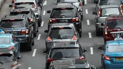 Suasana kepadatan arus lalu lintas di kawasan Jalan Sudirman, Jakarta, Rabu (6/4/2016). Gubernur DKI Jakarta Basuki Tjahaja Purnama (Ahok) berencana akan memberlakukan (aturan) sistem pelat nomor ganjil-genap. (Liputan6.com/Faizal Fanani)