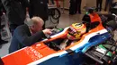 Rio Haryanto berbincang dengan race engineer manor Racing jelang tes pramusim di Sirkuit Catalunya, Barcelona, Spanyol, Kamis (24/2/2016). (Bola.com/Piers Hunnisett)