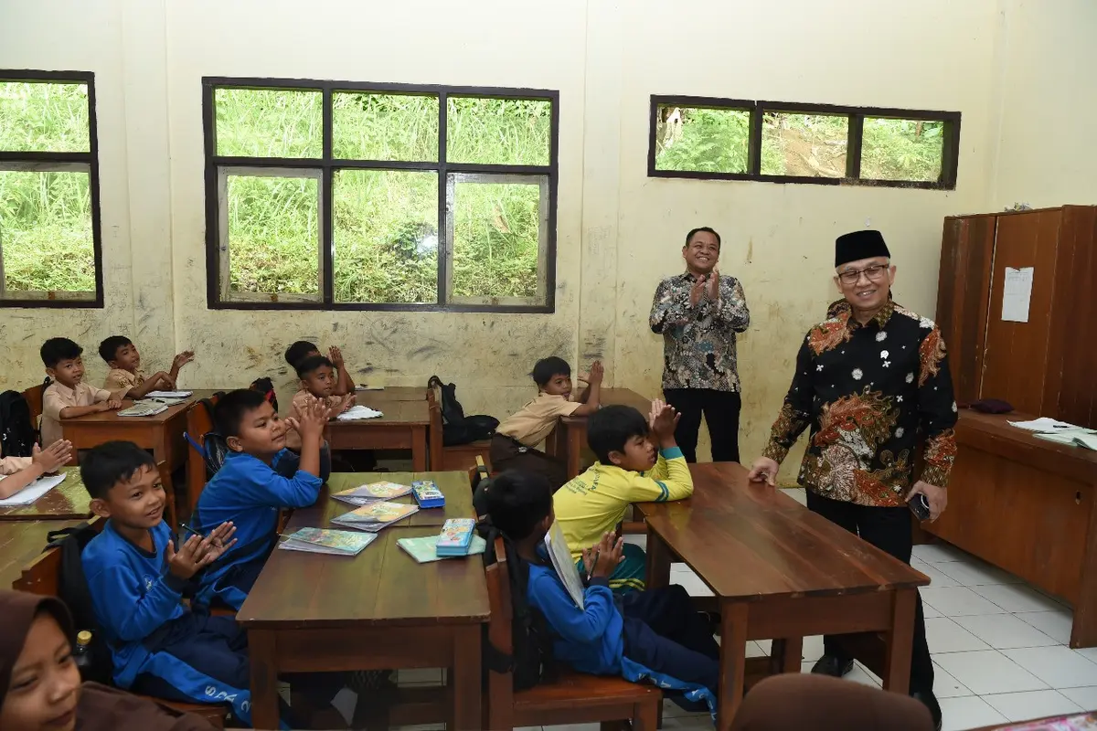 Wamendikdasmen Atip Latipulhayat melakukan inspeksi mendadak (sidak) ke sekolah di Garut, Jawa Barat.
