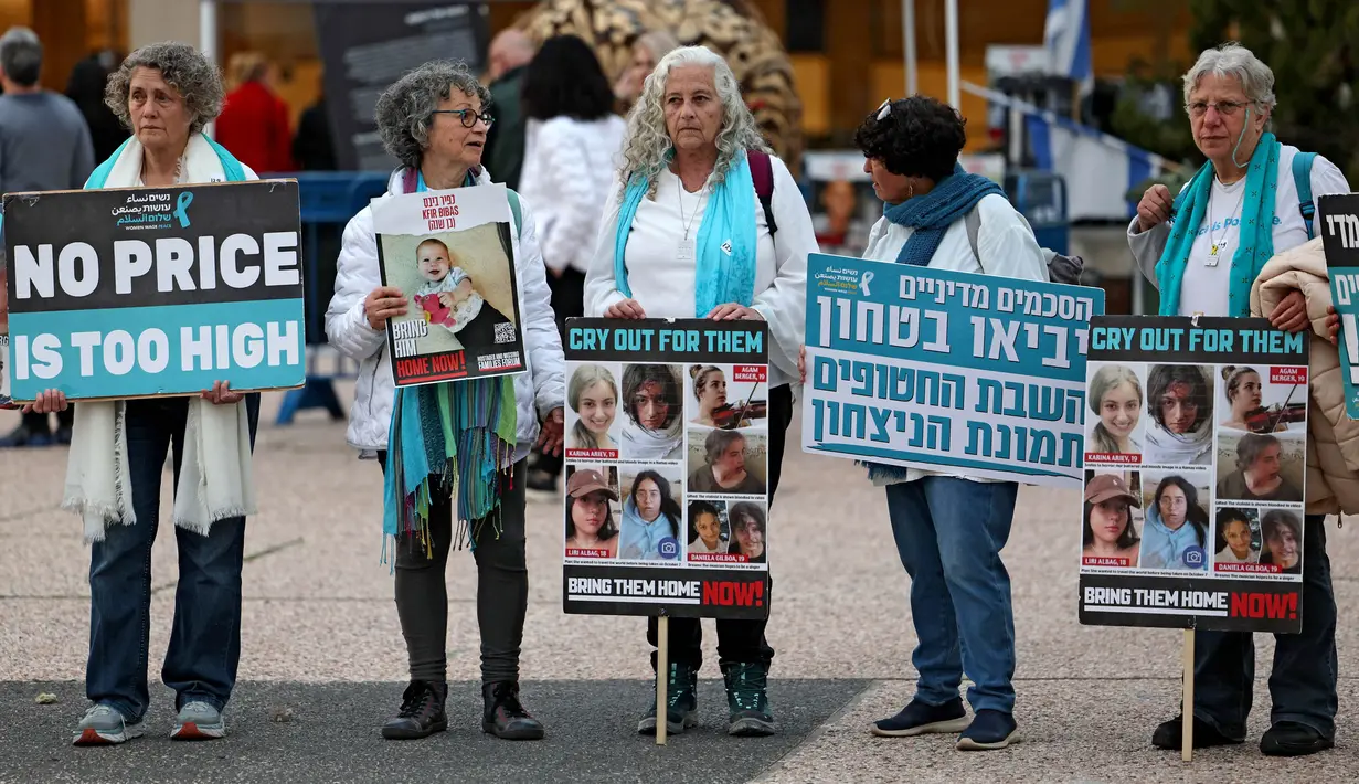 Dalam aksinya, mereka menyerukan pembebasan sandera Israel yang ditahan oleh Hamas sejak serangan 7 Oktober di Israel selatan, Tel Aviv, pada 12 Februari 2024. (AHMAD GHARABLI/AFP)