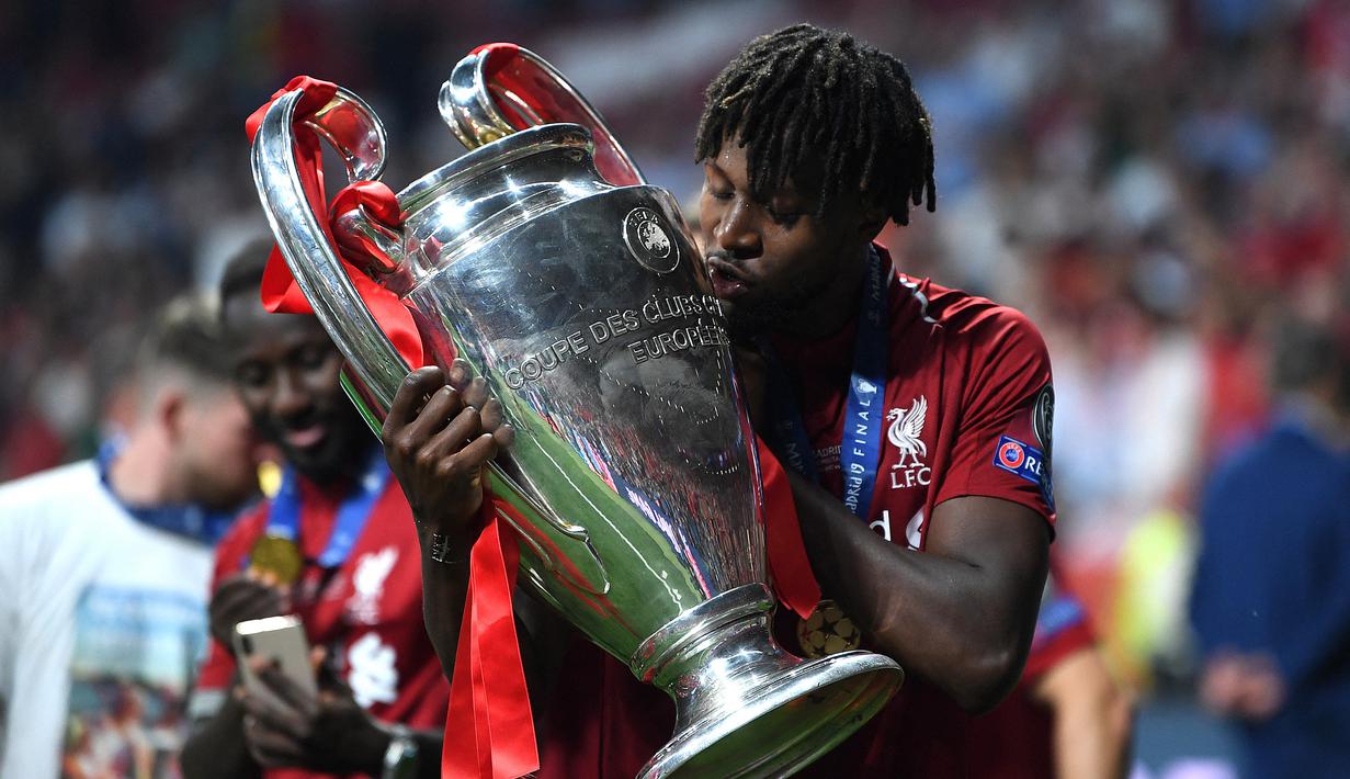 Divock Origi. Striker Belgia berusia 27 tahun ini baru saja dilepas gratis Liverpool ke AC Milan menjelang musim 2022/2023 bergulir. Ia didatangkan Liverpool sejak awal musim 2014/2015 dari Lille dengan nilai transfer 12,63 juta euro, namun baru memperkuat Liverpool semusim kemudian karena langsung dipinjamkan kembali ke Lille. Ia berperan penting saat Liverpool meraih gelar Liga Champions musim 2018/2019 dengan mencetak 2 gol di laga leg kedua semifinal melawan Barcelona yang berkesudahan 4-0 dan mencetak 1 gol di laga final melawan Tottenham Hotspur yang berakhir 2-0. Bersama Liverpool ia total tampil dalam 175 laga di semua ajang dengan torehan 41 gol dan 18 assist. (AFP/Paul Ellis)