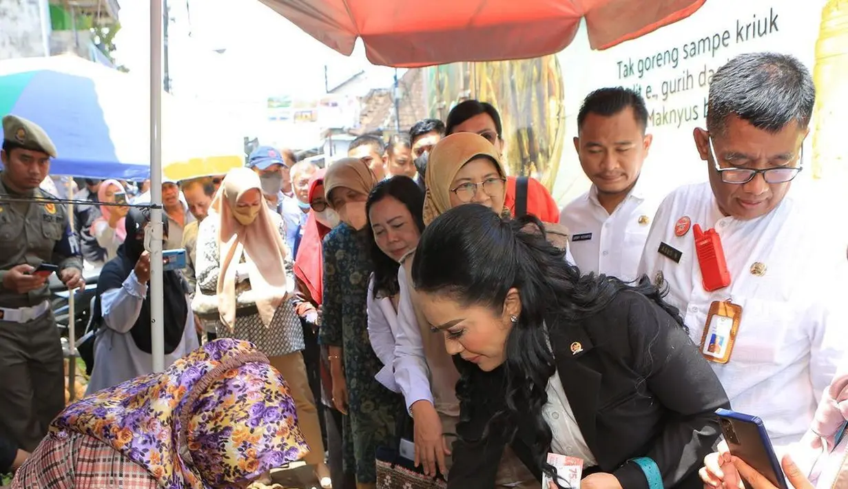 <p>Sedangkan melengkapi penampilannya, KD membawa tas Harmes warna putih atau krem dengan tali biru muda. Harga tas yang mencapai puluhan juta rupiah. [Instagram/krisdayantilemos]</p>