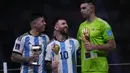 Argentina panen penghargaan di Piala Dunia 2022 ini. Enzo Fernandez dan Emiliano Martinez menemani Lionel Messi dalam penghargaan individual yang diterima oleh FIFA. (AP Photo/Manu Fernandez)