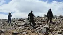 Personel gerakan perlawanan Afghanistan dan pasukan pemberontakan anti-Taliban berpatroli di sebuah pos terdepan di Kotal-e Anjuman, Distrik Paryan, Provinsi Panjshir, Afghanistan, 23 Agustus 2021. Taliban berusaha untuk bernegosiasi daripada melawan mereka. (Ahmad SAHEL ARMAN/AFP)