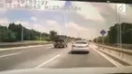 Seorang sopir selamat dari kecelakaan, setelah sebuah kayu menghantam kaca bagian depan mobil yang dikendarainya.