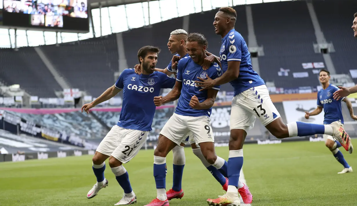 Penyerang Everton, Dominic Calvert-Lewin (kedua kanan) berselebrasi usai mencetak gol ke gawang Tottenham Hotspur pada pertandinga Liga Inggris di i Stadion Tottenham Hotspur di London, Minggu, (13/9/2020). Everton menang 1-0 atas Totttenham. (Cath Ivill/Pool via AP)