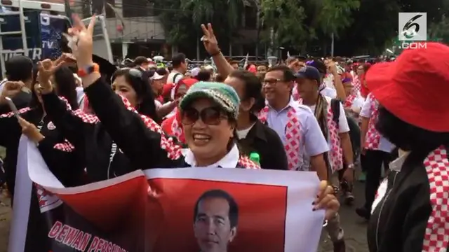 Jelang pengambilan nomor urut Pilpres 2019, massa pendukung Jokowi-Ma'ruf Amin berkumpul dahulu di Tugu Proklamasi.