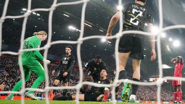 Kiper PSG Matvey Safonov dan Marquinhos bereaksi setelah melakukan penyelamatan