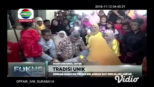 Seorang perempuan setengah baya menggunakan kerudung terlihat menata beberapa bunga diatas nampan yang diletakkan di atas lantai. Dia juga menyiapkan beberapa "colok" yang terbuat dari bambu, dibalut dengan kemiri yang dihaluskan dan dicampur dengan ...