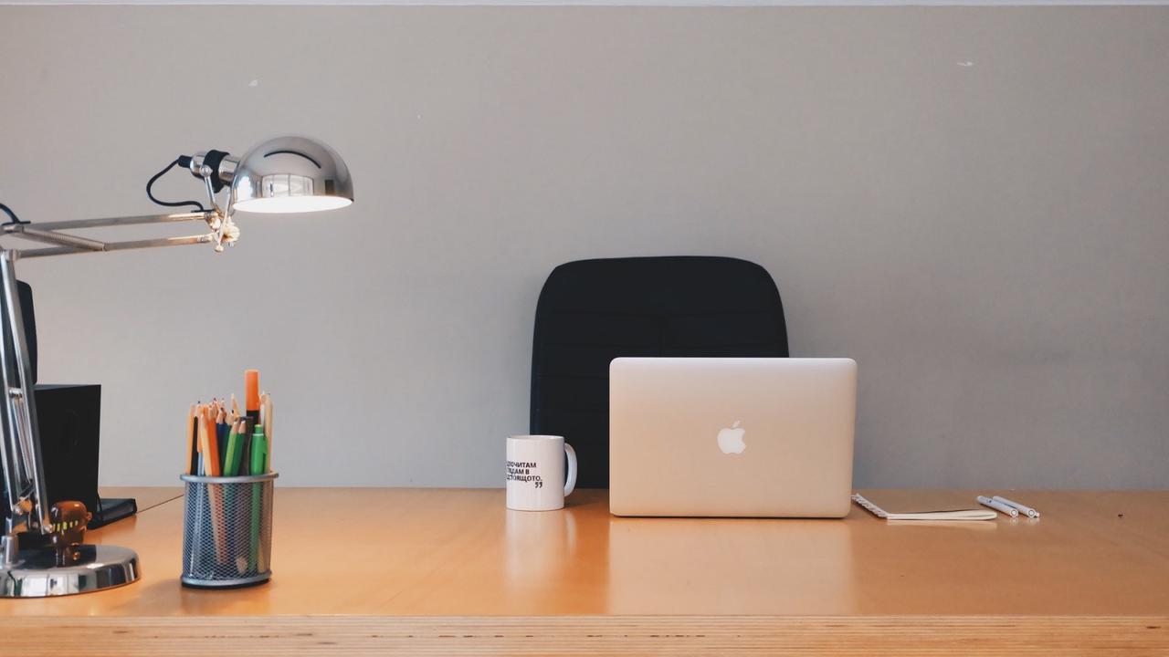 Ilustrasi meja kerja, lampu meja