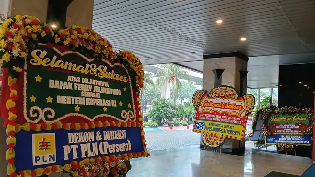 Menteri Koperasi Ferry Juliantono mendapatkan dukungan ucapan selamat dalam bentuk karangan bunga, Selasa (9/9/2025). (Foto: Liputan6.com/Maulandy R)