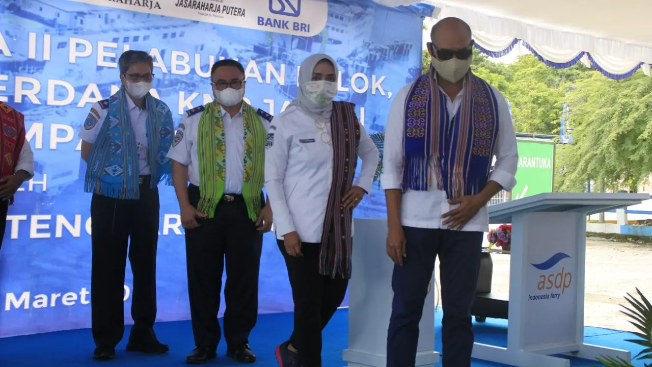 Gubernur NTT, Viktor Laiskodat saat meresmikan dermaga II Pelabuhan Bolok, Kupang. (Liputan6.com/ Dionisius Wilibardus)