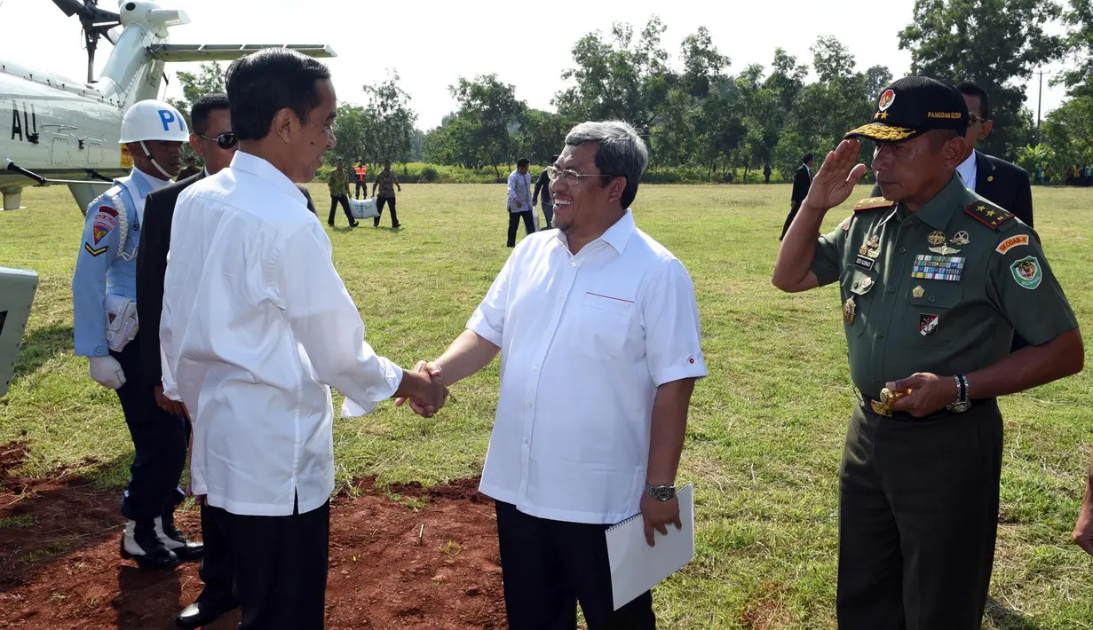Presiden Joko Widodo disambut Gubernur Jabar, Ahmad Heryawan saat menghadiri panen raya di Desa Kedokan Gabus, Kecamatan Gabus Wetan, Kabupaten Indramayu, Rabu (18/3/2015). (Rumgrapres/Agus Suparto)