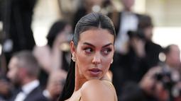 Influencer dan model Spanyol, 29, tampak sangat sensasional dalam balutan gaun emas berkilau, yang dihiasi dengan ratusan payet. (Photo by Scott Garfitt/Invision/AP)